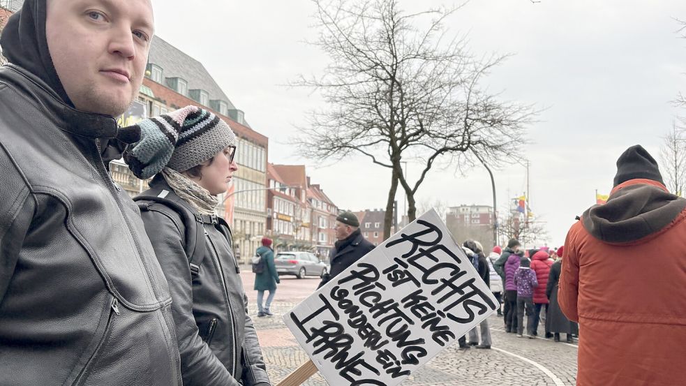 Haltung zeigen: Auch diese Teilnehmer machen dies per Protestschild. Foto: Schuurman