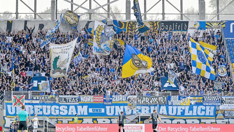 Der FC Carl Zeiss Jena hat als abgeschlagener Tabellendritter mit 7080 Anhängern bisher den höchsten Zuschauerschnitt in der Nordost-Staffel. Foto: Imago