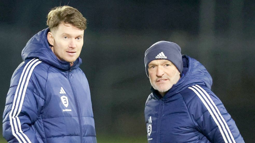 Henning Rießelmann (links) und Trainer Stefan Emmerling machen sich Gedanken über die Zukunft. Foto: Doden/Emden