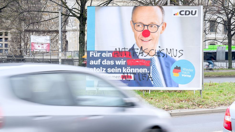 Ein beschmiertes CDU-Wahlplakat zeigt Kanzlerkandidat CDU-Friedrich Merz Foto: Stratenschulte/DPA