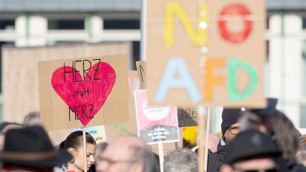 Nachdem Kanzlerkandidat Friedrich Merz einen verschärften Asyl-Kurs gefordert und Stimmen der AfD im Bundestag in Kauf genommen hatte, protestierten bundesweit Hunderttausende Menschen auch gegen die Union. Foto: IMAGO/Ying Tang