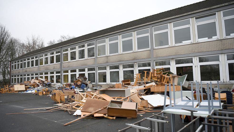 Mobiliar, Holzteile und anderes Material wird vor dem Abriss aus dem Schulgebäude entfernt. Foto: Stromann / Archiv