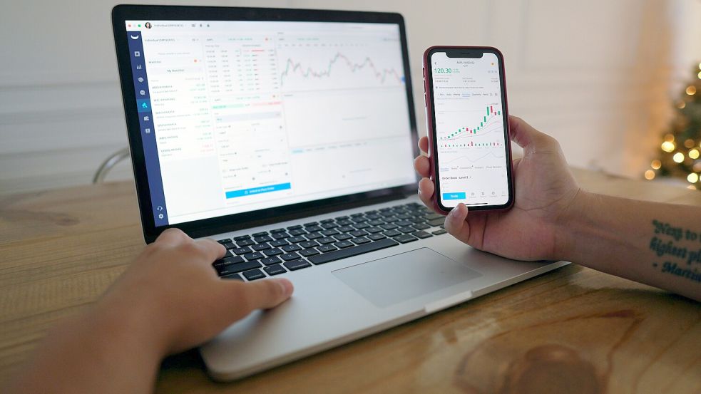 An der Börse zu investieren ist unkomplizierter, als es oft wirkt. Robo-Advisor dabei helfen, es noch einfacher zu machen. Foto: Unaplsh/Joshua Mayo