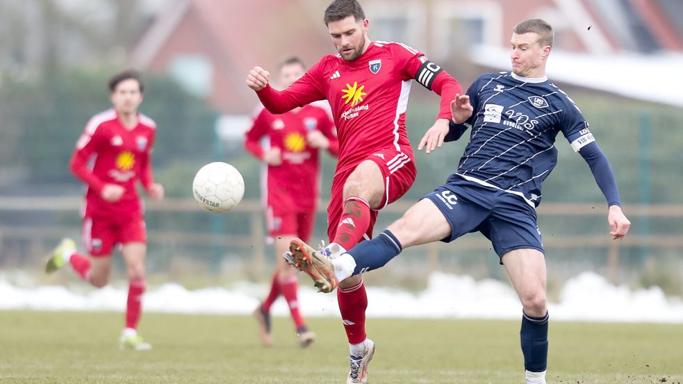 Die beiden Kapitäne Tido Steffens (links) und Leon Deichmann sorgten mit ihren Toren für den 1:1-Halbzeitstand. Foto: Doden/Emden