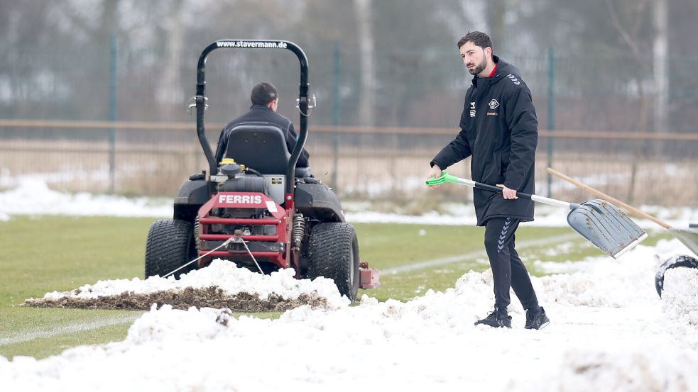 Der VfB Oldenburg hatte den Rasenplatz in Oldenburg mit großem Einsatz vom Schnee befreit. In den Tagen davor wurden verschiedene Spielort-Optionen geprüft. Foto: Doden/Emden