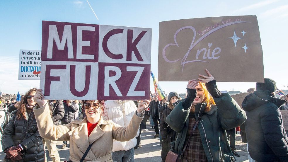 Mit der Drohung der Union gegen Organisatoren von Brandmauer-Demos begibt sich die Union auf dünnes Eis. Foto: IMAGO/Sachelle Babbar
