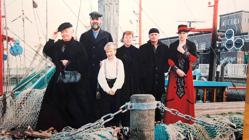 In dem Stück „Mudder Mews“ haben Christian Behrends (Mitte) und Johann Wienbeuker 1996 das erste Mal zusammen gespielt. Auf dem Bild sind auch (von links) Berendine Niemeyer, Anita Kayser, Wilhelm Reuter und Elke van Loh. Bild: privat