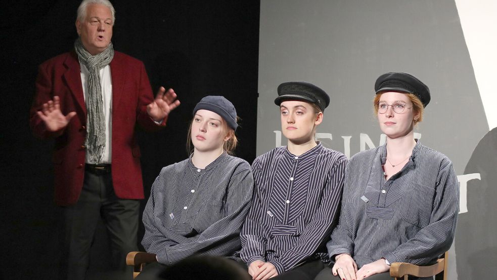 Die Inszenierung „Noch ’n Gedicht – Heinz Erhardt up Platt un Sketche“ mit Ludwig Büsing (von links), Julia Barwig, Aenne Engelbrecht und Sina Duis kam so gut an, dass die Bühne für die neue Saison über einen zweiten Teil nachdenkt. Foto: Niederdeutsche Bühne Wiesmoor
