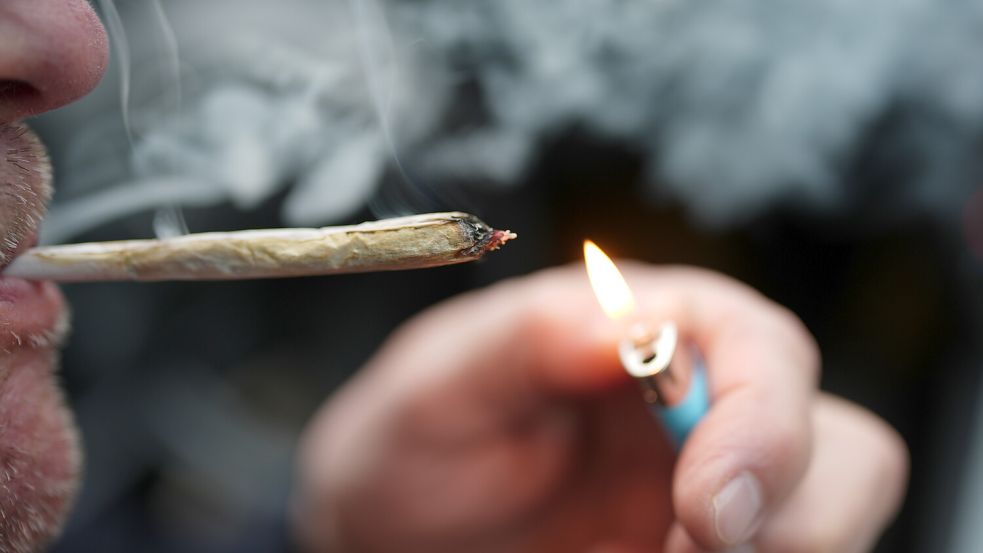 Seit dem 1. April 2024 ist Cannabis in Deutschland teilweise legal – einige Parteien wollen das gerne wieder ändern. Foto: dpa/Marcus Brandt