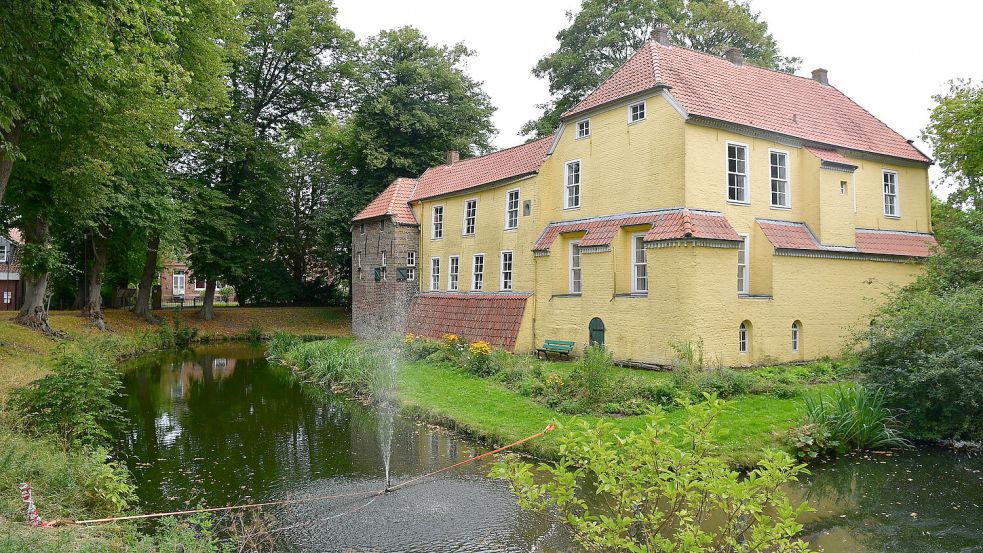 Die Manningaburg in Pewsum: hier findet Samstag eine Veranstaltung statt. Auf Livemusik wird aus Respekt verzichtet. Foto: Wagenaar/Archiv
