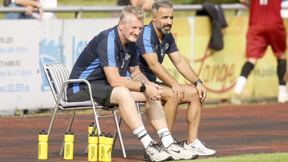 Das Gespann Erhan Colak (rechts) und Jörg Romanowski wird es in der neuen Saison bei Germania Leer nicht mehr geben. Foto: Doden/Emden