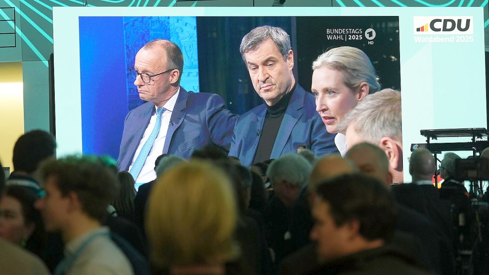 Alice Weidel (AfD), Kanzlerkandidatin und Parteivorsitzende, Markus Söder, Ministerpräsident von Bayern und CSU-Vorsitzender, und Friedrich Merz (CDU), Parteivorsitzender und Kanzlerkandidat, sind im Konrad-Adenauer-Haus während einer Fernsehrunde auf einem Bildschirm zu sehen. Foto: Marcus Brandt/dpa