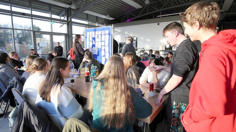 35 Jugendliche trafen sich am Mittwoch in der Blumenhalle in Wiesmoor zum politischen Speed Dating. Foto: Böning
