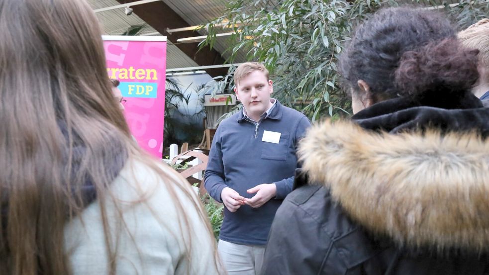 Hendrik Hartmann war nicht nur mit Hendrik Schipper (nicht auf dem Foto) für die jungen Liberalen in der Blumenhalle, sondern kandidierte auch für die FDP für den Bundestag. Foto: Böning