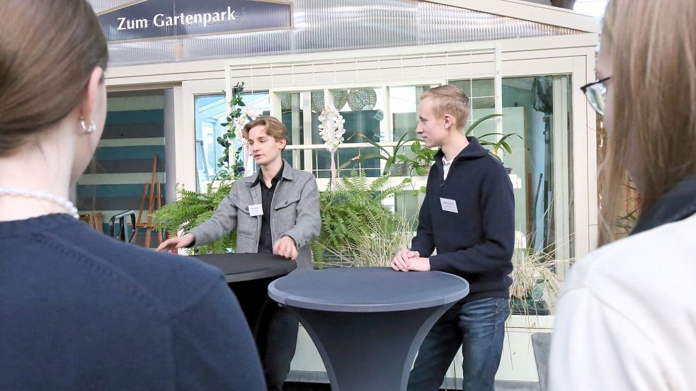 Noah Bigalski (von links) und Steffen Ferken stellen sich von der jungen Union den Fragen der Schüler – das ist die Jugendorganisation der CDU. Foto: Böning