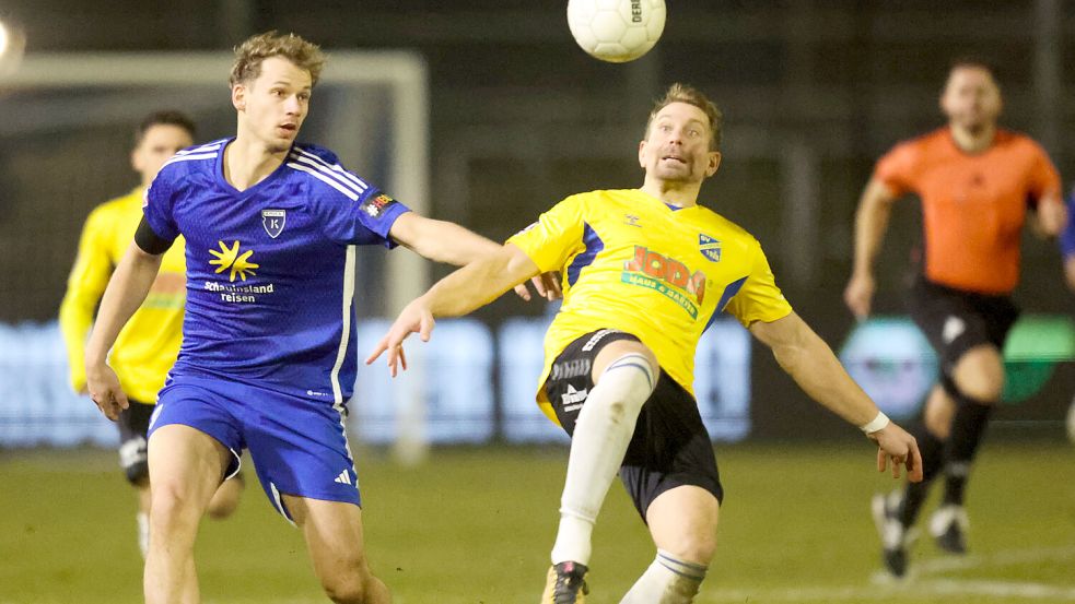 Der SV Todesfelde (rechts) spielte erstmals überhaupt in Emden (links David Schiller). Im Juni 2022 stand man sich in der Regionalliga-Aufstiegsrunde in Todesfelde gegenüber, die Partie endete damals 2:2. Foto: Doden/Emden
