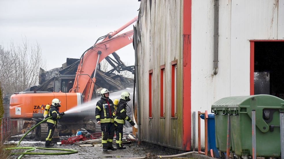 Der Bagger riss immer wieder Wände ein. Die zuvor verborgenen Brandherde wurden dann gelöscht. Foto: Ullrich