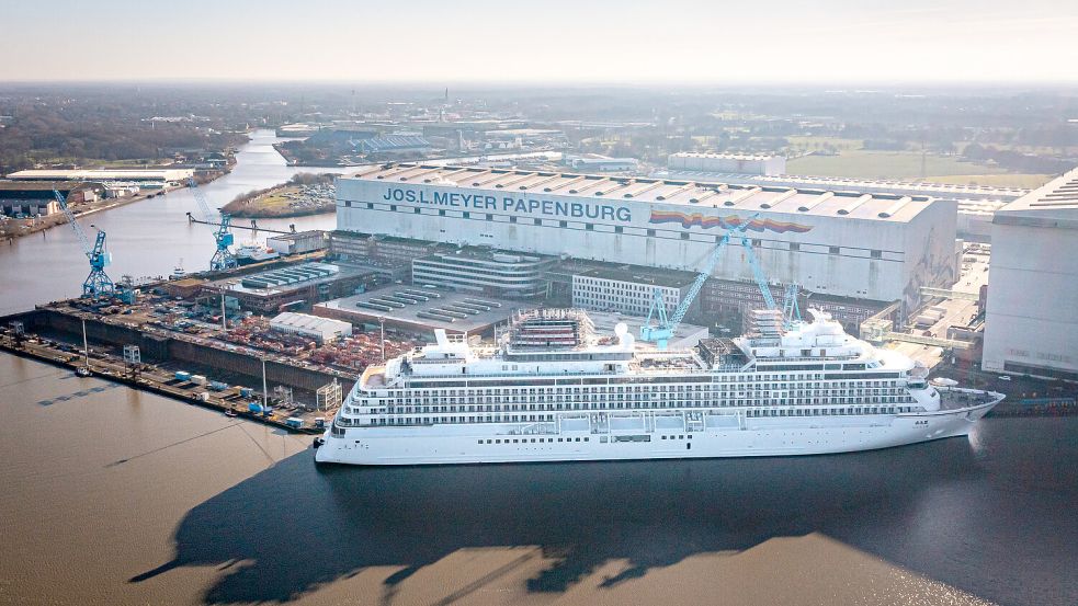 Die „Asuka III“ liegt derzeit noch im Hafen an der Meyer Werft in Papenburg. Foto: Schuldt/DPA