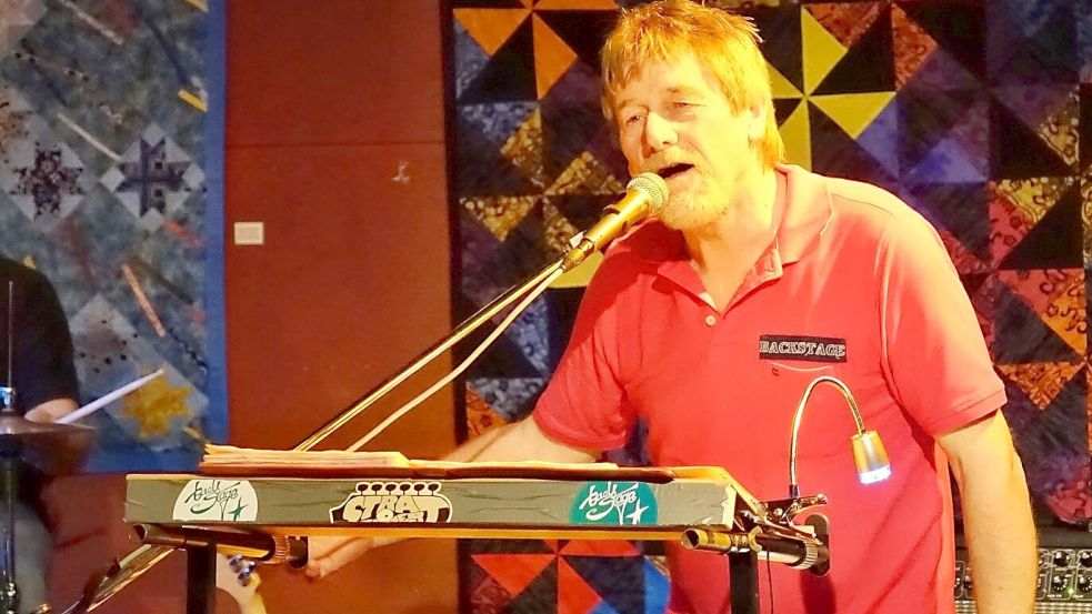 Er gilt als Allround-Musiker bei Backstage: Ewald Geiken spielt Keyboards, Gitarre, Mundharmonika und singt. Foto: Privat