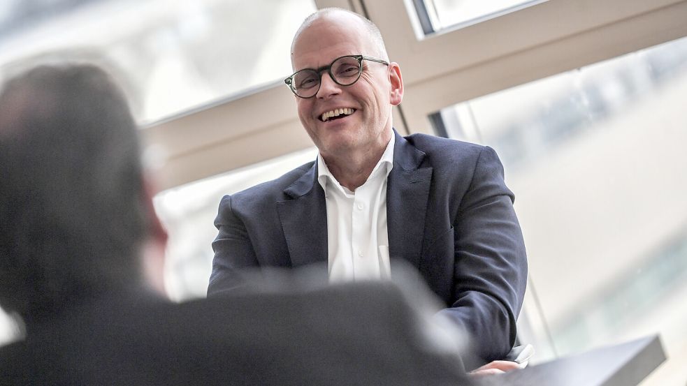 Guter Dinge: Werksleiter Fehse im Gespräch mit Redakteur Martin Teschke. Foto: Ortgies