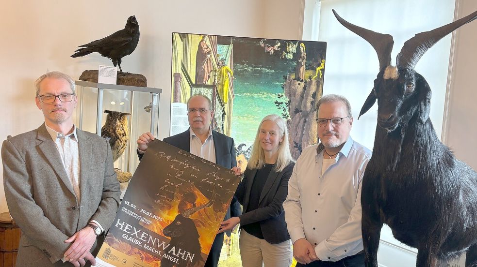 Sie freuen sich über die Ausstellung: Oliver Freise (Leiter Heimatmuseum, von links), Peter Detmers (Bünting-Stiftung), Dr. Nina Hennig (Ostfriesische Landschaft) und Günter Podlich (Vorsitzender des Heimatvereins). Foto: Vogt