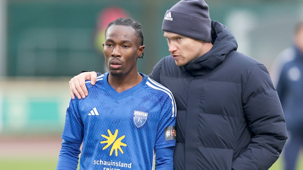Der Vertrag von Michael Igwe (links) läuft nicht aus. Ihn hatte Henning Rießelmann im Sommer aus Ottensen geholt. Foto: Doden/Emden