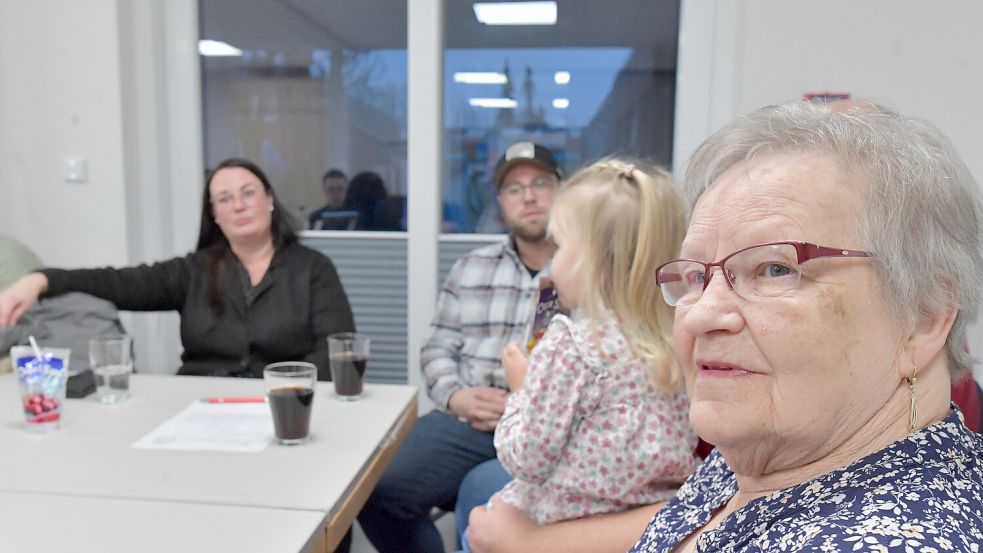 Wilhelmine Bloempott (vorne) ist seit 1980 Mitglied im Bürgerverein Port Arthur-Transvaal. Vor Kurzem sind auch all ihre Enkelkinder und Urenkelkinder in den Verein eingetreten. Foto: Ortgies