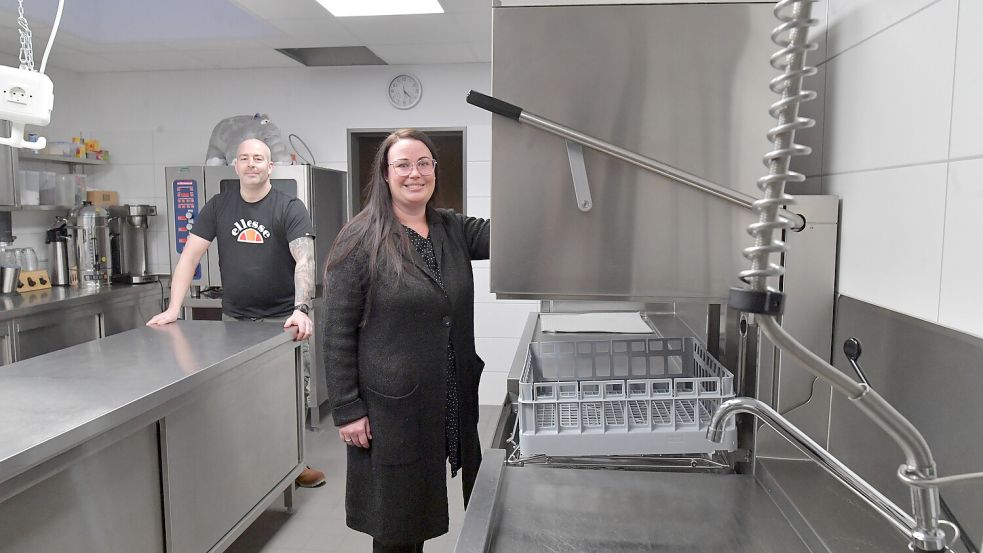 Oliver Mattenklott und Nadja Frerichs zeigen die frisch sanierte Küche der Pumpstation. Foto: Ortgies