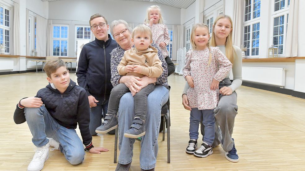 Wilhelmine Bloempott mit ihren Urenkelkindern.