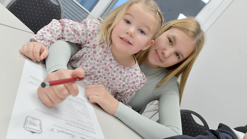 Mieke (rechts) und Daje füllen gemeinsam den Mitgliedsantrag für den Bürgerverein aus. Foto: Ortgies