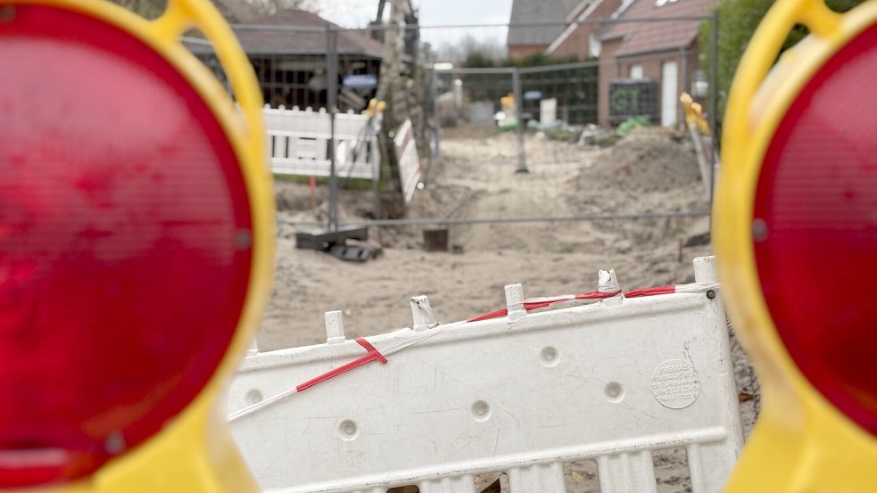 Die Bauarbeiten in der Borkumer Gartenstraße hängen im Zeitplan hinterher. Foto: Ferber