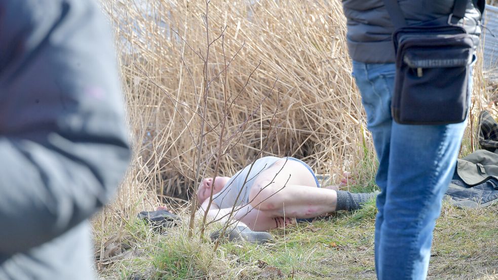 Jürg Plüss, alias Leiche Uwe Spix, im Schilffeld am Norder Tief. Foto: Ortgies