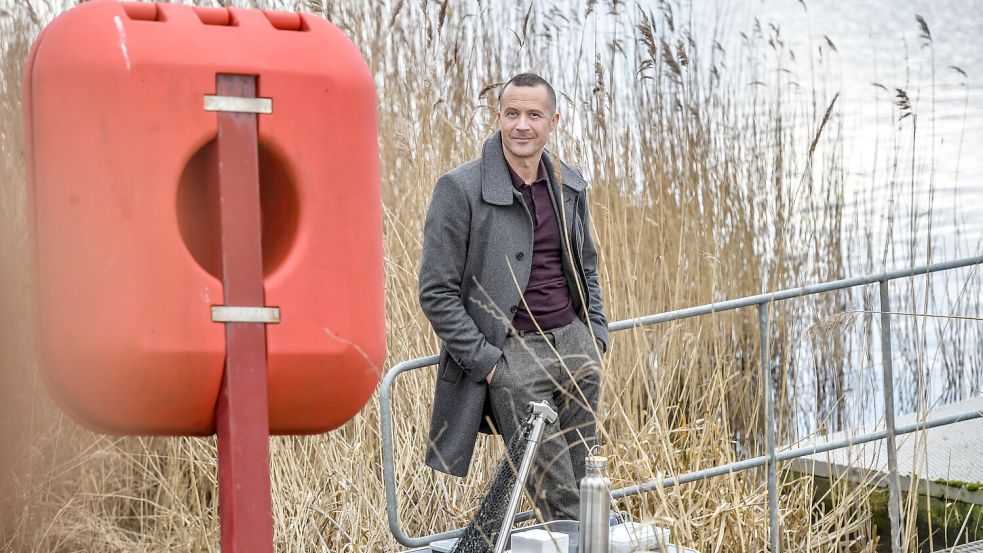 Schauspieler Barnaby Metschurat spielt in den Ostfriesenkrimis den Kommissar Rupert. Foto: Ortgies