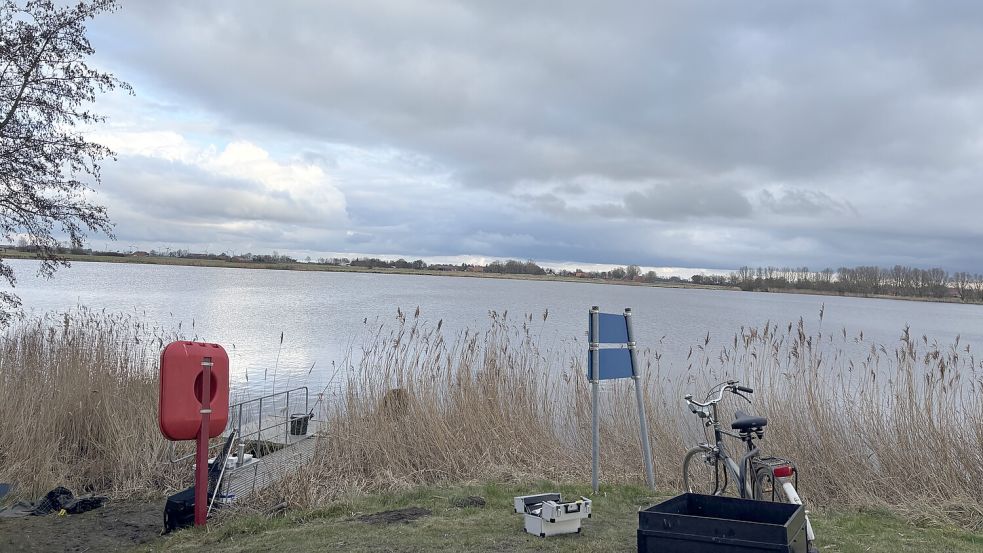 Düstere Wolken am Himmel: Für die Verfilmung von „Ostfriesensturm" wurde am Norder Tief nahe Greetsiel gedreht. Foto: Groenendaal