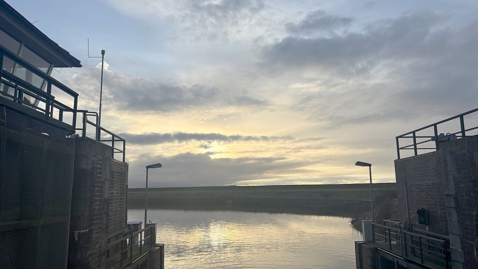 Ostfriesland sei einfach wunderschön, sagen die Darsteller, die für den Film auch am Schöpfwerk Leybuchtsiel drehten. Foto: Groenendaal