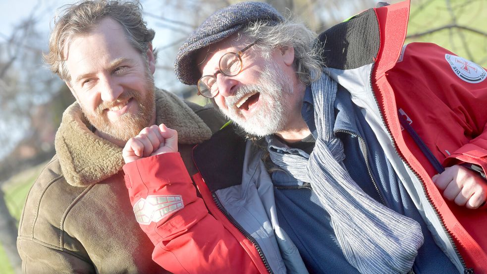 Tom Radisch (links), der den Hauptkommissar Frank Weller spielt, und der Autor der Romanvorlage, Klaus-Peter Wolf, am Film-Set. Foto: Ortgies