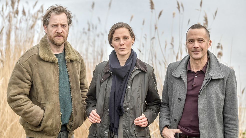 Das Team, das in den Ostfriesenkrimis Mordfälle in und um Norden löst: Frank Weller (Tom Radisch), Ann Kathrin Klaasen (Picco von Groote) und Rupert (Barnaby Metschurat). Foto: Ortgies
