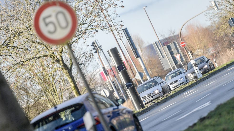 An der Larrelter Straße bei der VW-Kreuzung steht bereits seit Jahren ein Blitzer, neuerdings ein modernes Gerät. Auch an die Niedersachsenstraße, also den anderen „Arm" der Kreuzung, soll ein Blitzer kommen. Foto: Ortgies/Archiv