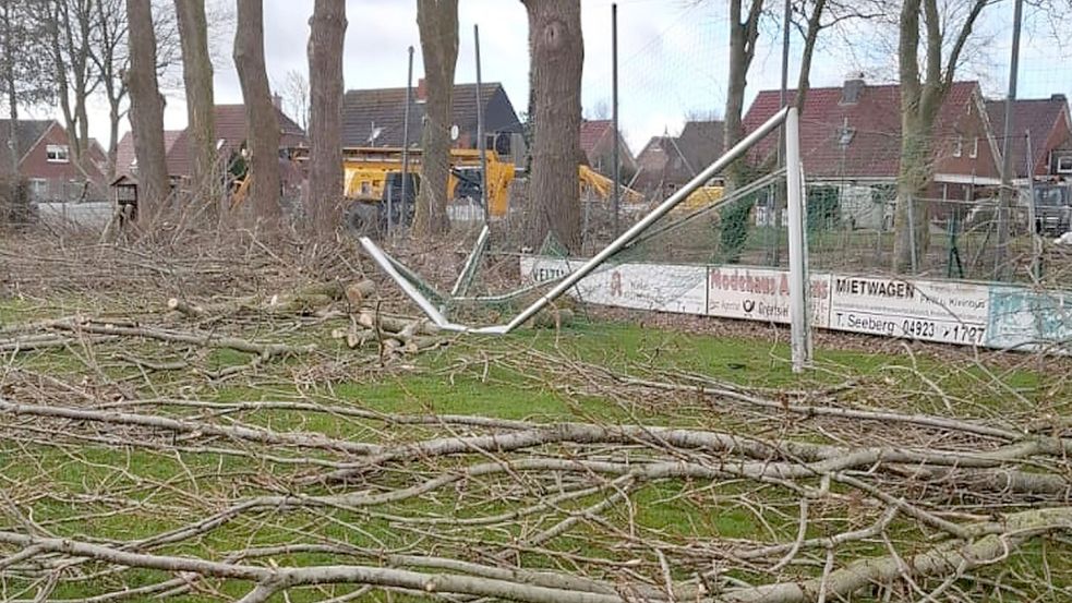 Da war an Fußball nicht mehr zu denken. Das Tor in Visquard wurde zerstört, auf dem Platz liegen zahlreiche Äste von den Pappeln. Foto: Eeten