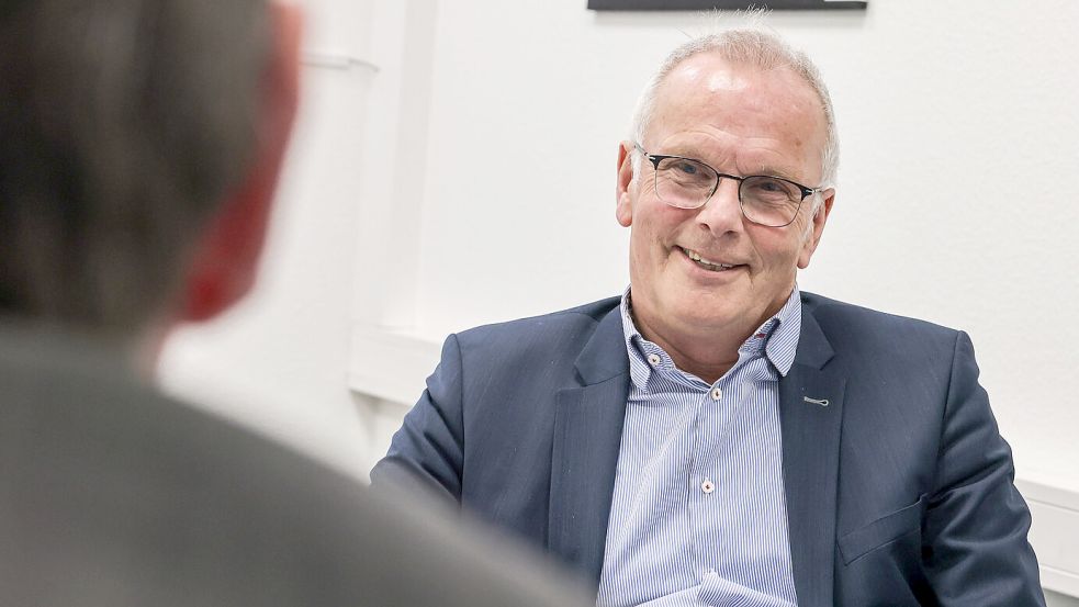 Johann Doden im Gespräch mit der Redaktion: „Mein Vater war selbstständiger Kaufmann. Wir hatten einen Lebensmittelladen, waren Edekaner. Das alles hat mich sehr geprägt.“ Foto: Hock