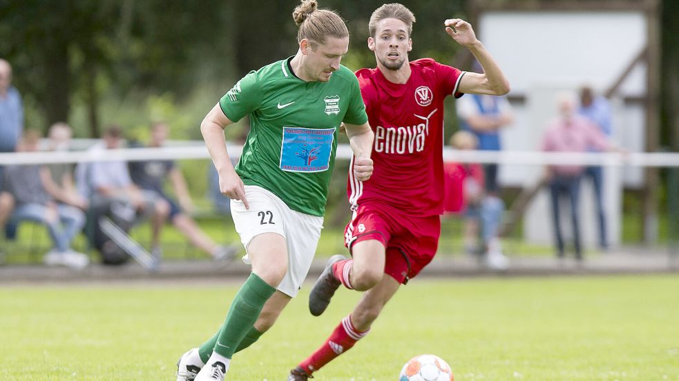 Silas Queder (rechts, hier im Zweikampf mit Larrelts André Krzatala) rennt den meisten Gegenspielern davon. Foto: Doden, Emden