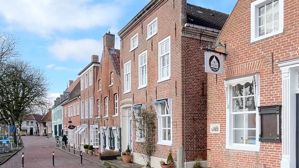 Die historischen Giebelhäuser und verwinkelten Gassen haben in Greetsiel auch in den Wintermonaten ihren Charme. Foto: Tomé