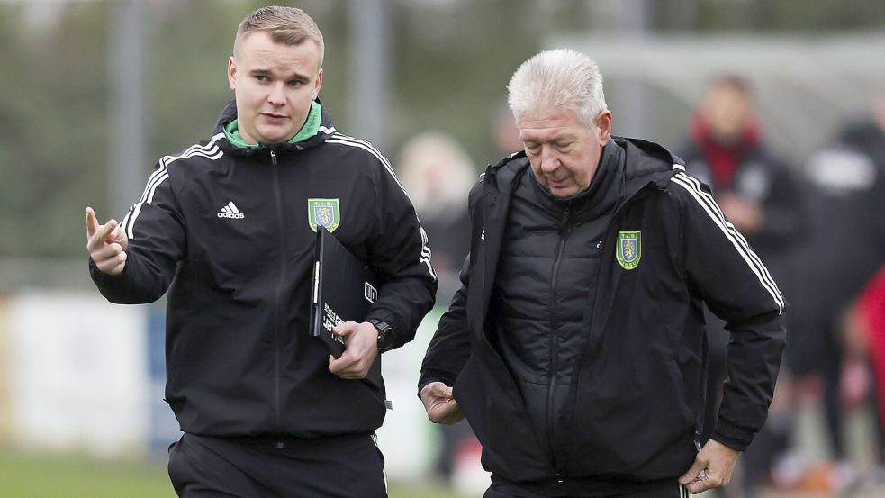 Geht Jonas Petersen (links) in sein drittes Trainer-Jahr beim TuS Pewsum? Sicher ist das noch nicht. Aktuell werden Gespräche geführt. Fotos: Doden, Emden