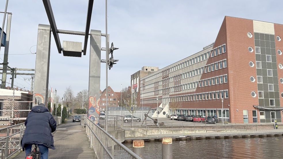Ein 22-Jähriger war in der Nacht zu Mittwoch, 5. März 2025, bei der Maria-Wilts-Straße, also nahe der Eisenbahnbrücke, ausgeraubt worden. Jetzt ist ein Tatverdächtiger ermittelt. Foto: Hanssen