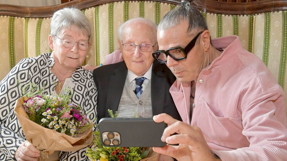 Albrecht Weinberg und Gerda Dänekas machten ein Selfie mit Fotograf und Künstler Luigi Toscano. Foto: Ortgies