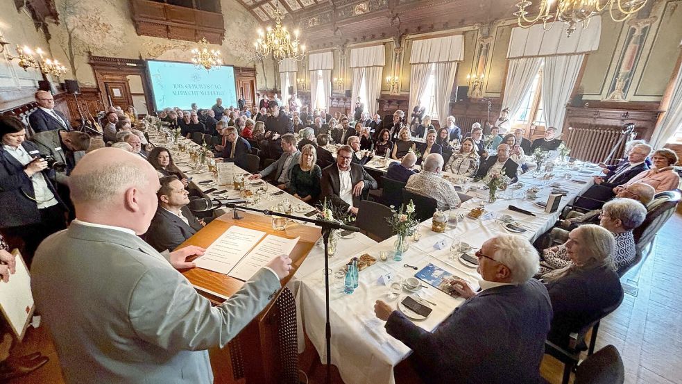 Rund 130 Gäste waren in den Festsaal des Rathauses gekommen. Foto: Ortgies