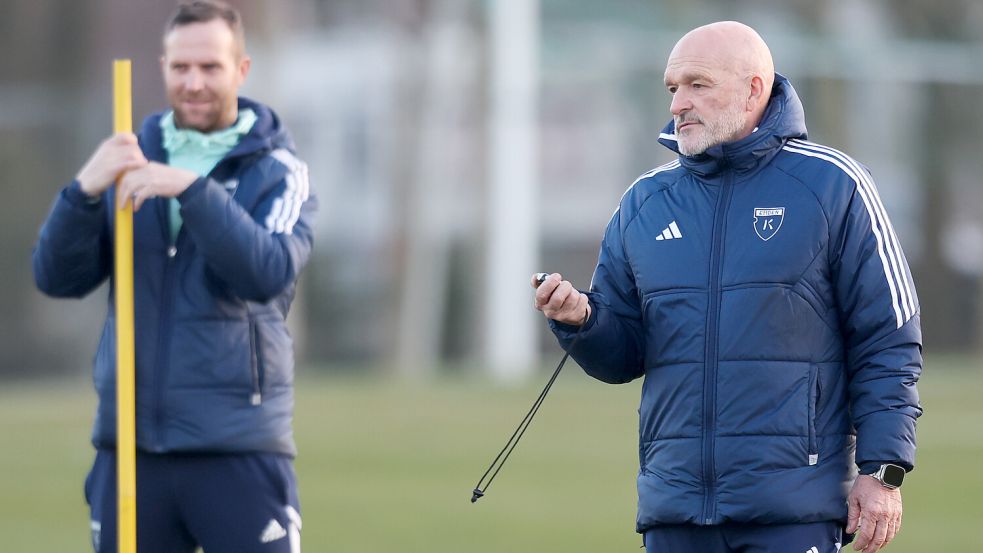 Trainer Stefan Emmerling (rechts) und Markus Unger möchten die Saison auf einem Spitzenplatz abschließen. Foto: Doden/Emden