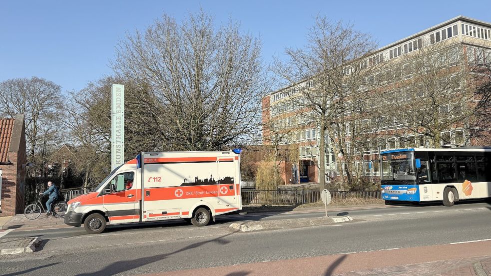 Ein Rettungswagen wurde zu einem Unfall auf der Straße Agterum in Emden alarmiert. Eine Person wurde verletzt. Fotos: Hanssen