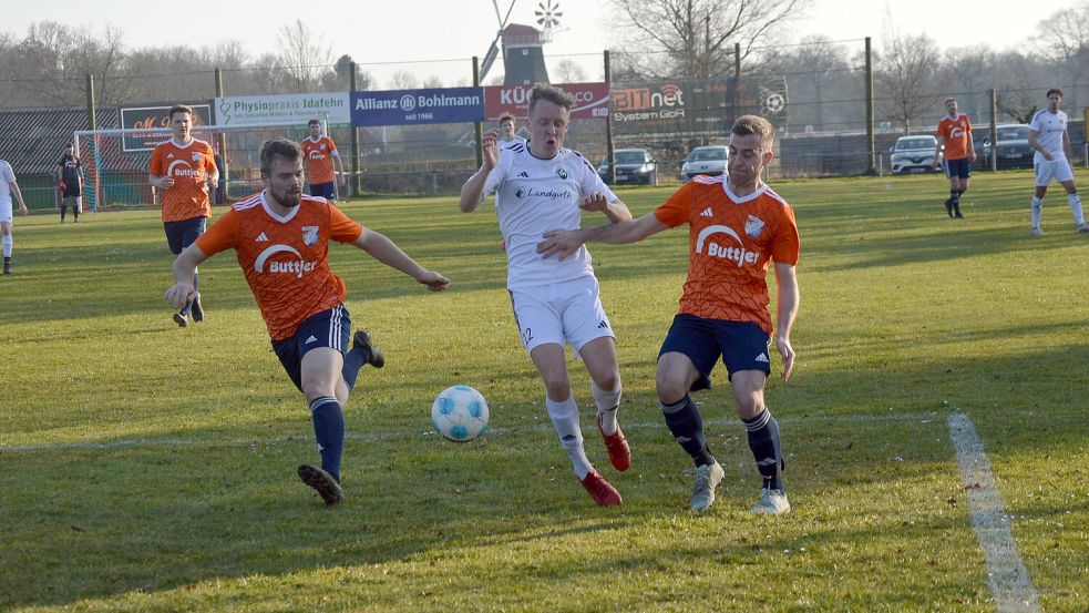 Der TSV Riepe (Mitte) siegte 2:0 beim Holter SV. Foto: Weers