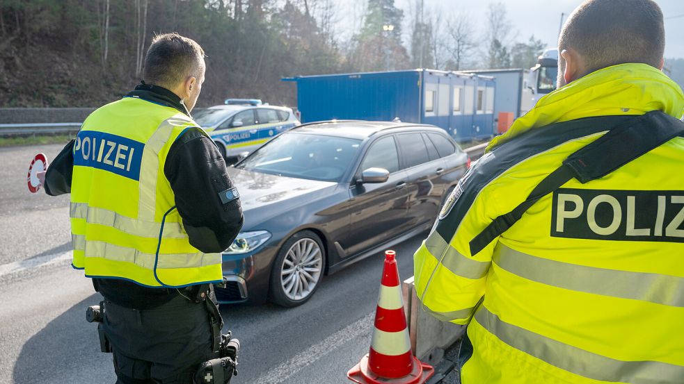 Grenzkontrolle: DIe Politik diskutiert den Umgang mit Schutzsuchenden an den deutschen Grenzen. Foto: dpa/Harald Tittel